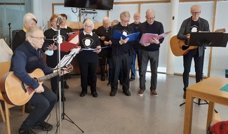 Kööri ilahduttamassa Matti-talolla asukkaita