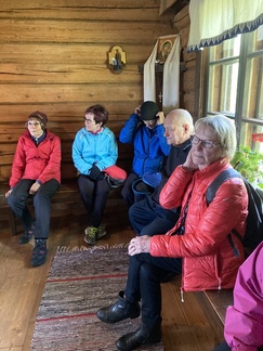 Ihastuksissa kuunnellaan kanteleensoittoa Runonlaulajan Pirtissä