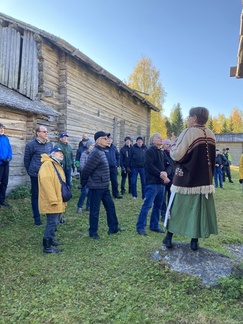 Murtovaaran hevostallin edessä