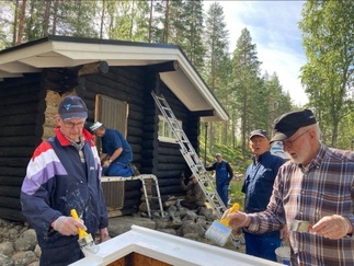 Lukkorannan talkoot - vajan maalaus. Kuinka monta maalaria löydät?